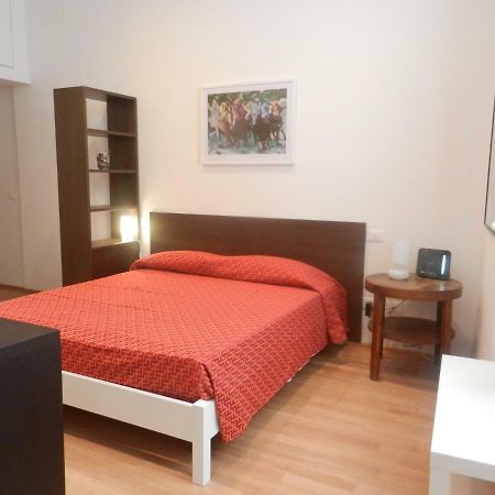 Central Guesthouse Ла-Спеція Екстер'єр фото